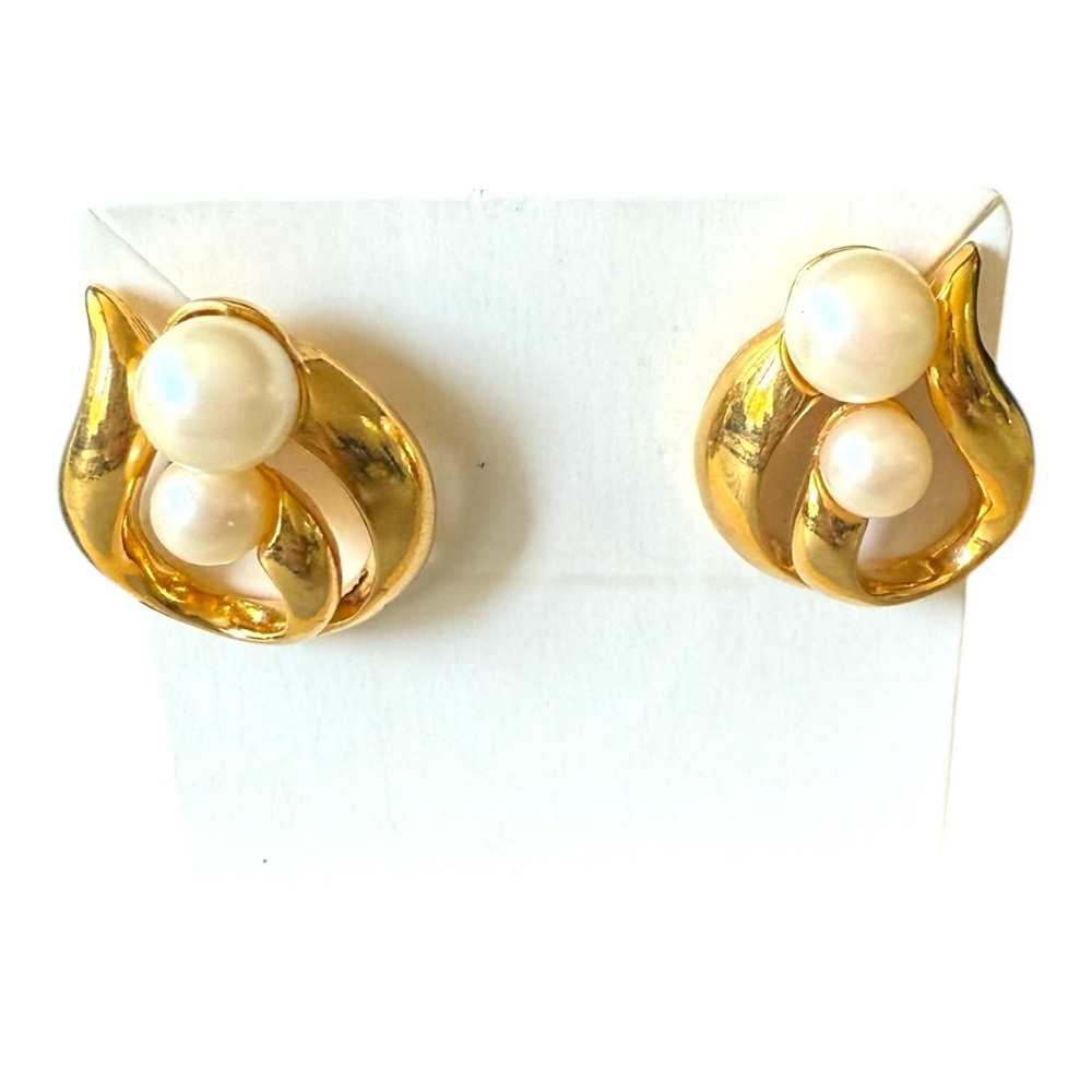 Vintage Avon Gold Tone and Pearl Earrings